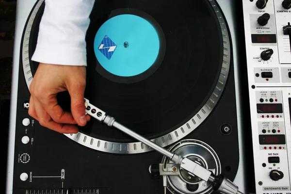 How a Professional Wedding DJ Controls Mood and Energy Throughout the Event